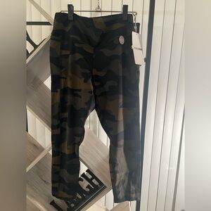 NWT PINK Victoria's Secret Ultimate 7/8 Camo Leggings-Black and Green